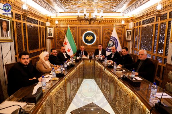  رئيس غرفة صناعة دمشق وريفها يستعرض مع لجنة الكونسروة سبل حماية المنتج الوطني وتطوير القوانين.