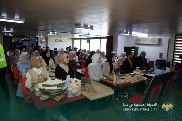 تعاون أكاديمي صناعي: طلاب الفنون الجميلة بجامعة دمشق في زيارة ميدانية لشركات المفروشات بمدينة عدرا