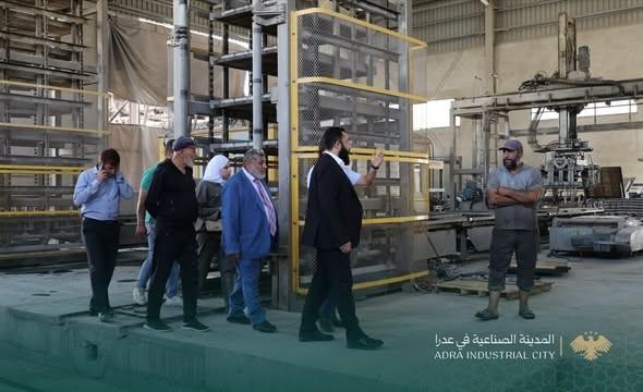 خطوط إنتاج الإنترلوك تحت المجهر.. جولة تفقدية لمدير عام عدرا الصناعية