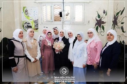 تمكين ذوي الهمم... غرفة صناعة دمشق تدرب كفيفات جمعية الوئام على صناعة الصابون والشموع
